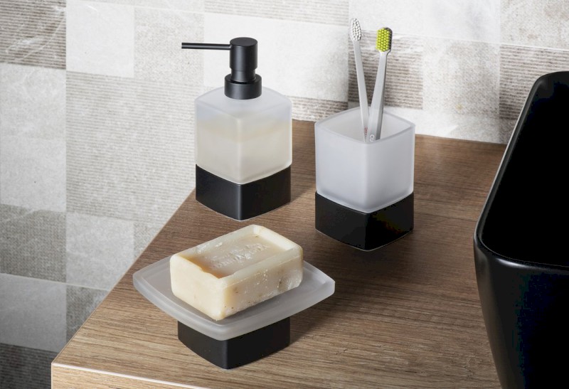 LOUNGE dávkovač mýdla na postavení, 280 ml, mléčné sklo, černá mat 545514