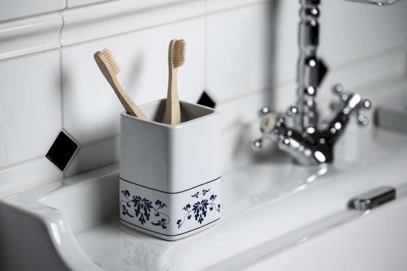 CIXI sklenka na postavení, porcelán, bílá/modrá CX9889