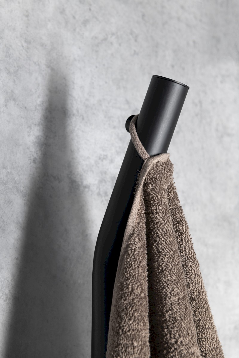 DUOPASSO elektrický sušák ručníků s časovačem, 122x1700mm, 45 W, černá mat ER330