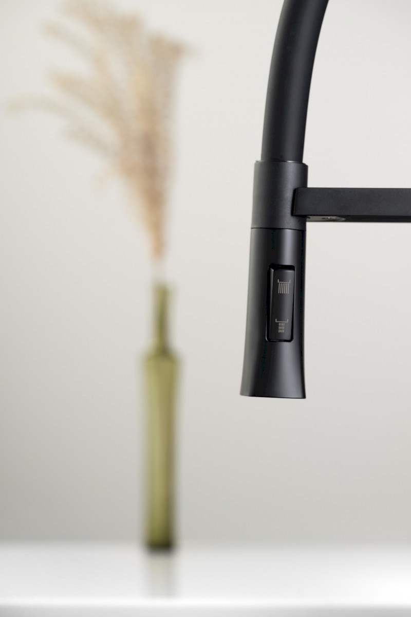 MAYA stojánková dřezová baterie se sprškou, černá mat MA780B