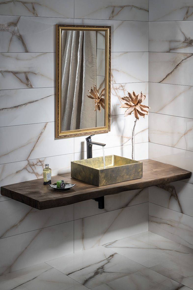 BOHEMIA zrcadlo v dřevěném rámu 58,9x98,9cm, zlatá NL484