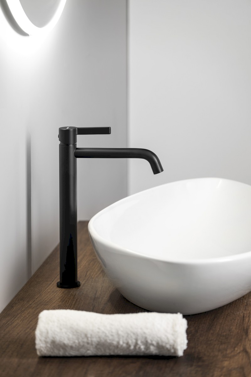 ICONIC stojánková umyvadlová baterie vysoká, černá mat AF006B