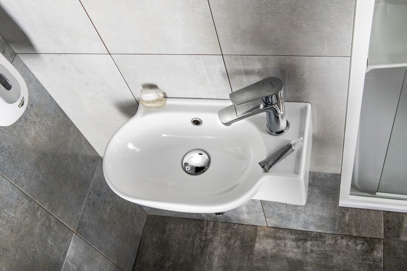 YUMO keramické umývátko rohové 45x28cm, bílá 3045