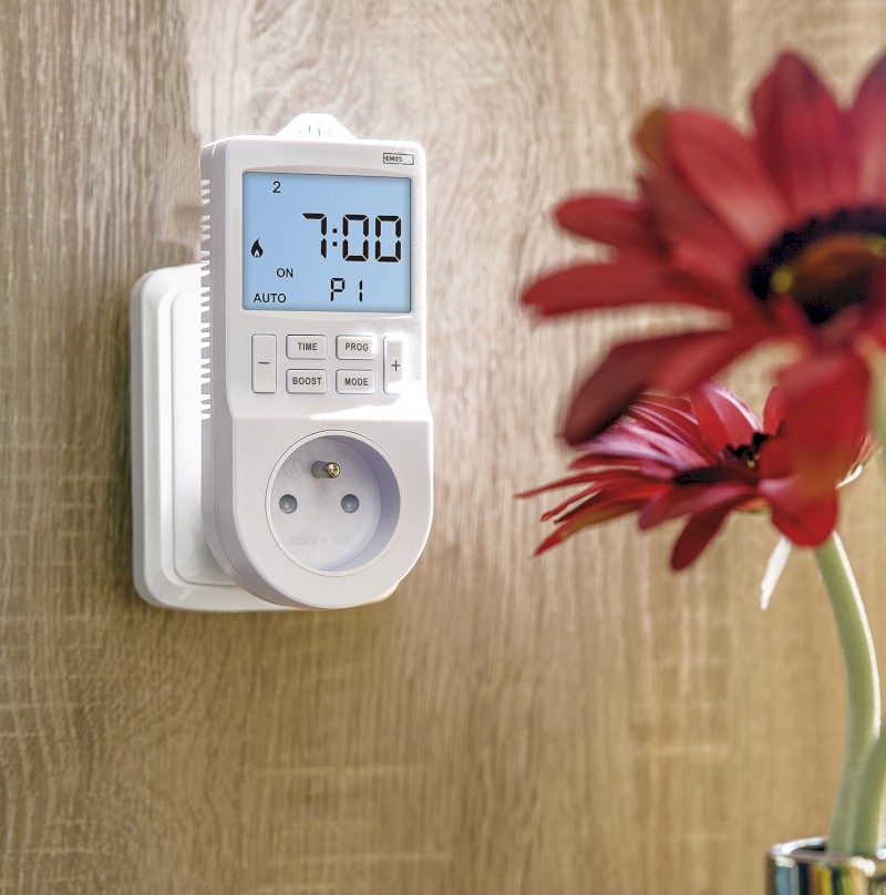 Zásuvkový termostat s funkcí digitální spínací zásuvky P5660FR