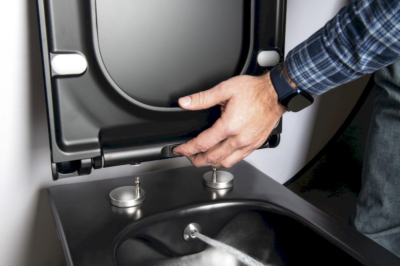 AVVA CLEANWASH závěsná WC mísa, integrovaná baterie a bidet. sprška, Rimless, 35,5x53cm, černá mat 100315-110