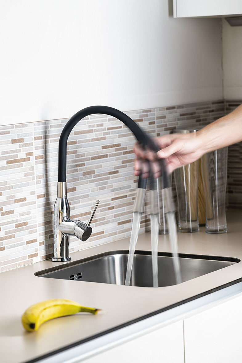 SILI stojánková dřezová baterie, flexibilní ramínko, černá/chrom SR426