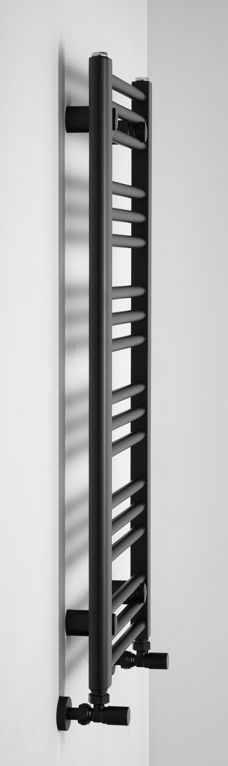 64208-600.211.6-albrecht-otopne-teleso-400x930mm-cerna-mat-bok-c