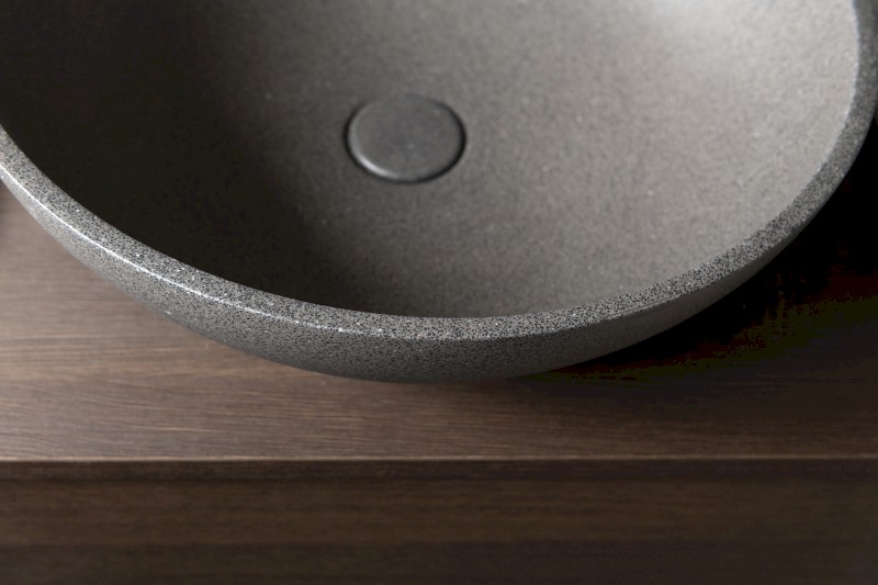 TURF betonové umyvadlo na desku, včetně výpusti, Ø 44cm, černý granit AR436