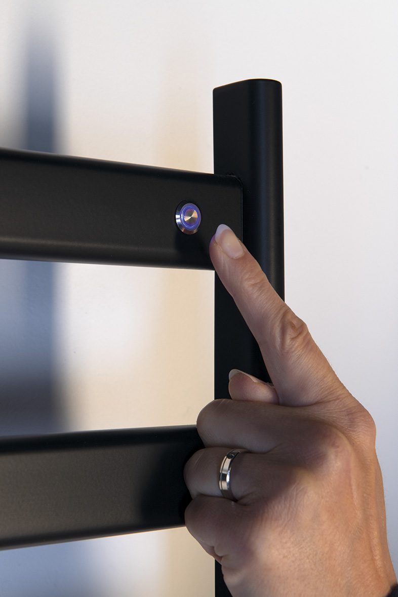 ELIAS elektrický sušák ručníků 490x730x110 mm, 105 W, černá mat EB550