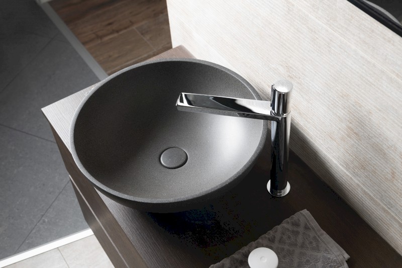 TURF betonové umyvadlo na desku, včetně výpusti, Ø 44cm, černý granit AR436
