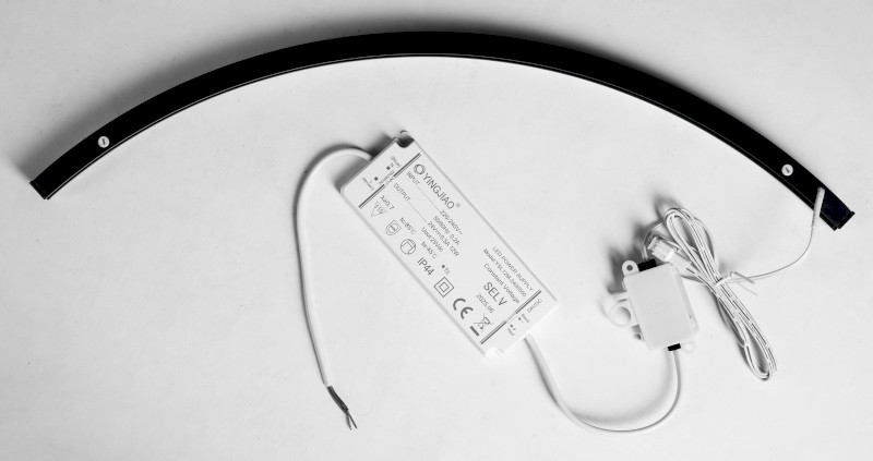 MOON LED svítidlo 8,8W, 230V, 573x12x22mm, R400mm, černá mat SL-2211/80MB