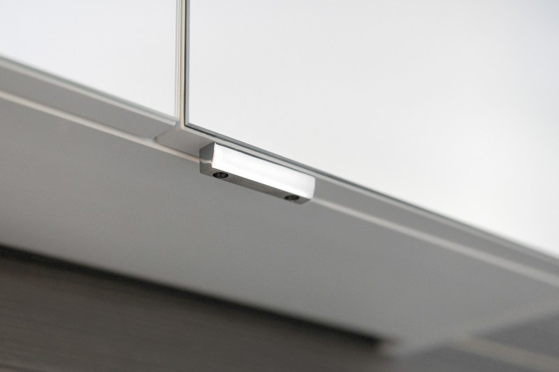 RIWA galerka s LED osvětlením, 3x dvířka, 121x70x17cm, bílá lesk RIW120-0030