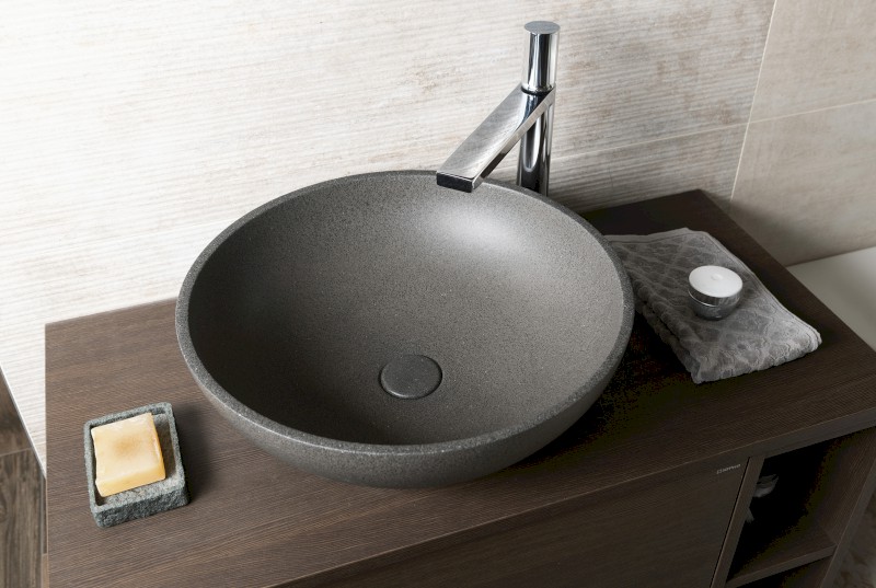 TURF betonové umyvadlo na desku, včetně výpusti, Ø 44cm, černý granit AR436