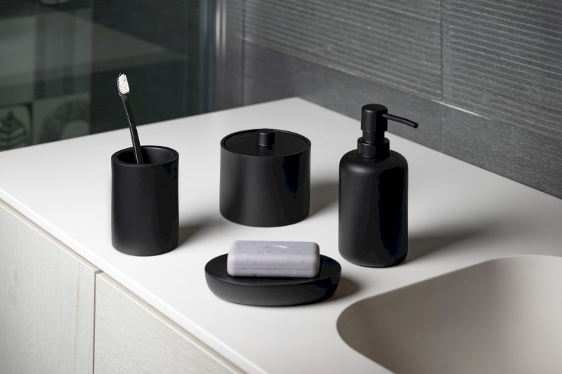 BRENDA mýdlenka na postavení, černá mat BR1114