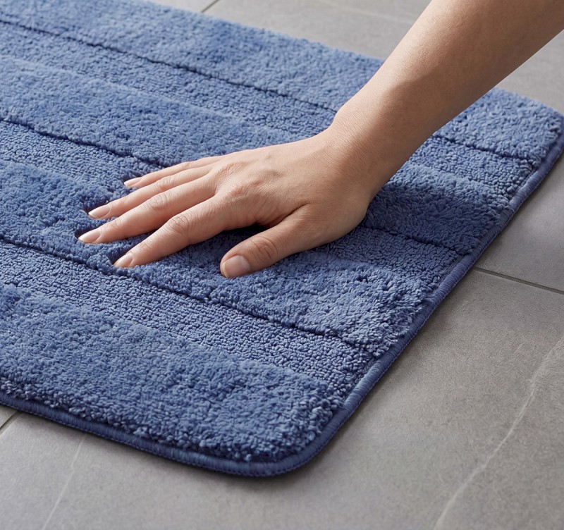 64510-7110303-serenity-predlozka-60x90cm-s-protiskluzem-polyester-modra-int-ruka-c